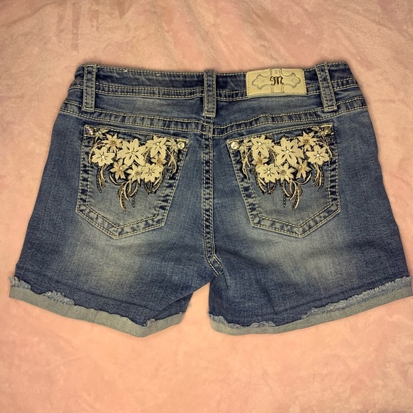 miss me mid-rise shorts w/ flower embroidery !! size 29 - Picture 3 of 5